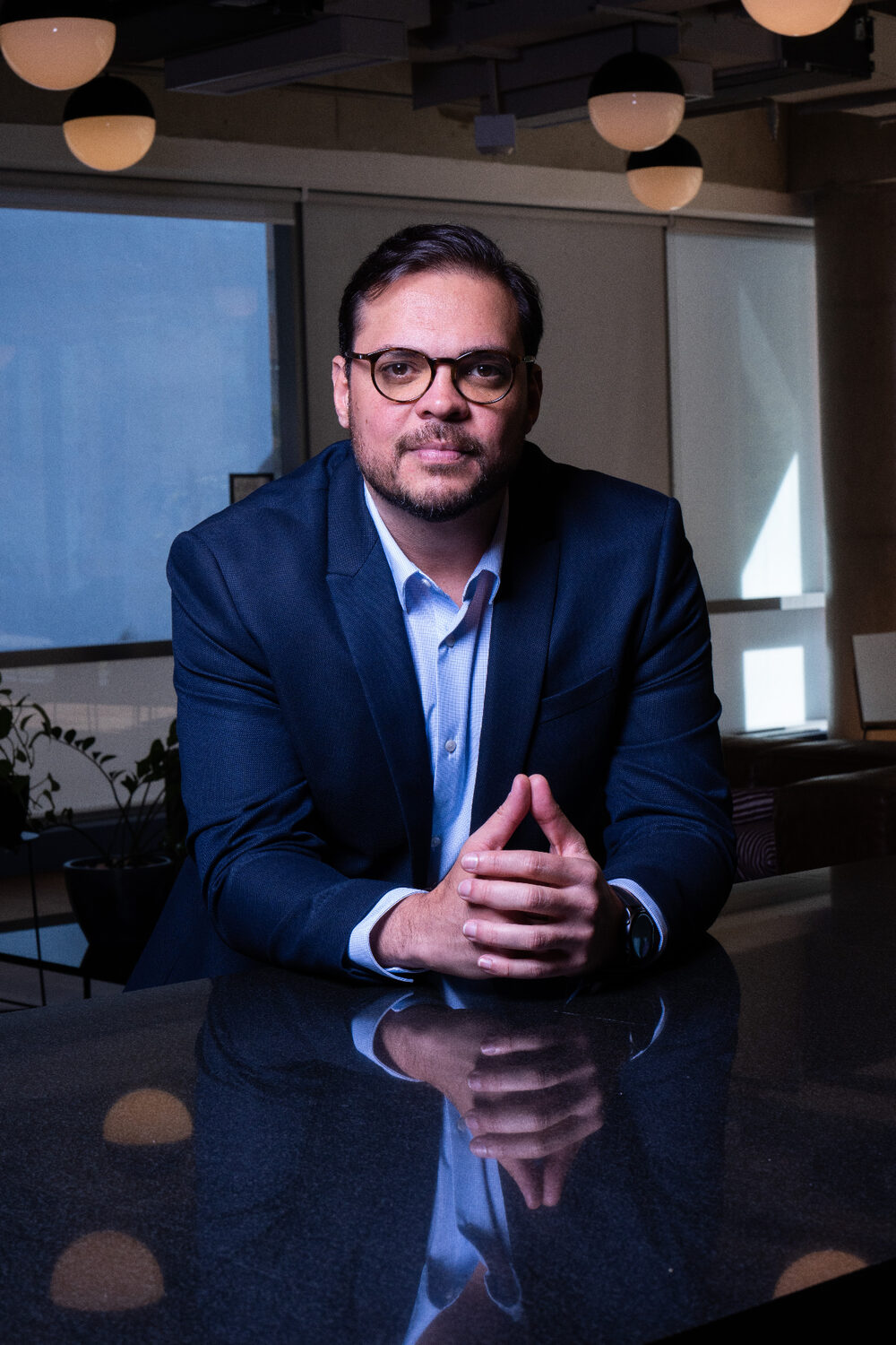Retrato em preto e branco de Thiago Bonfim, CEO, Caren, convidado do episódio E01 da temporada S09 do Via Oral.